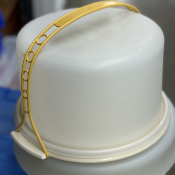 Tupperware Versatile Cake Yellow Food Storage Container - Picture 1 of 4